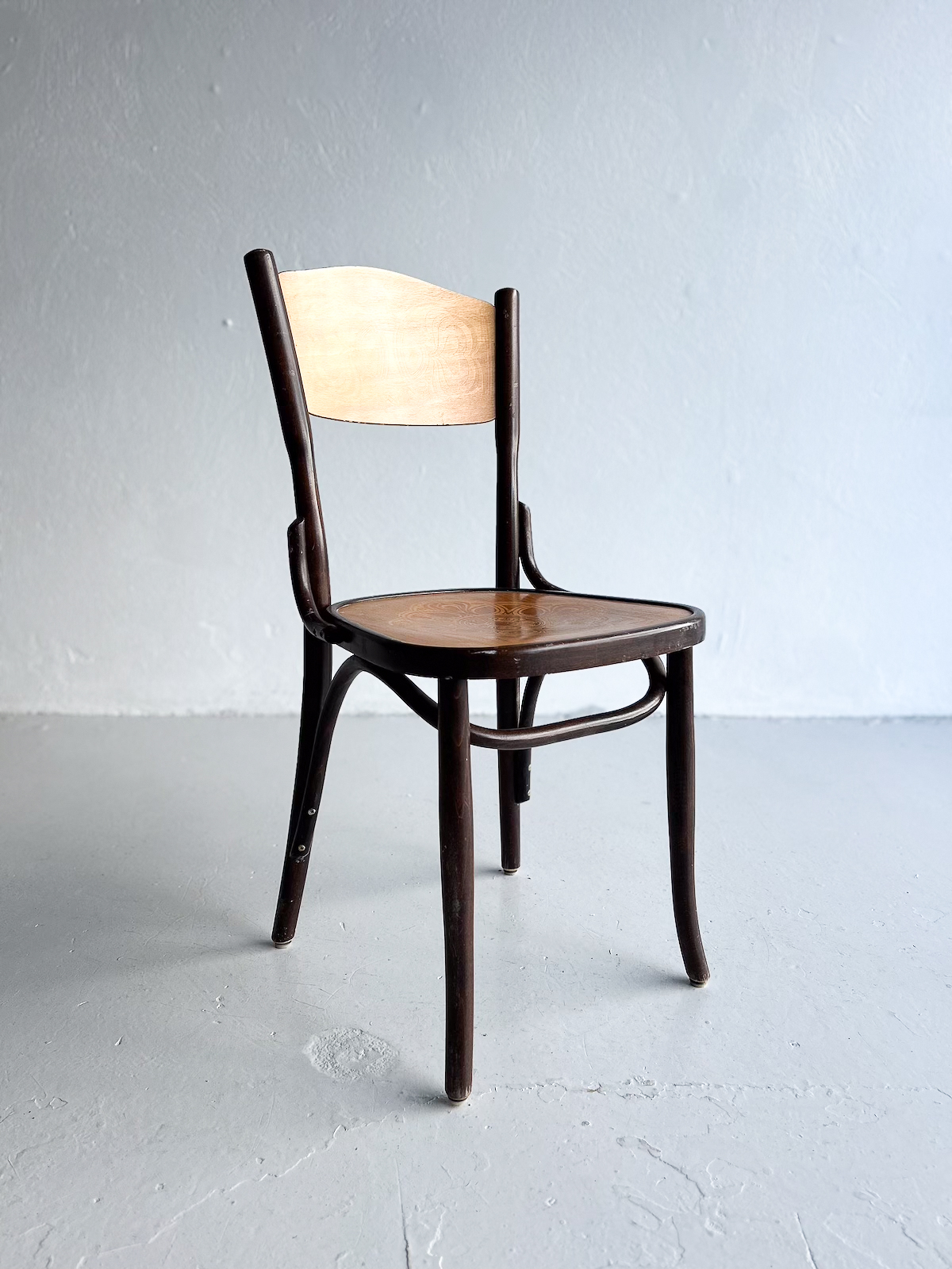 Formbeygður stóll - Image 4