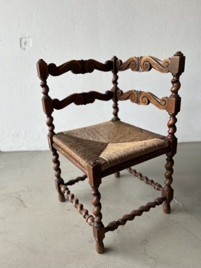 Útskorinn eikarstóll