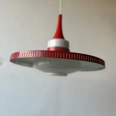 Rautt 60s hangandi ljós