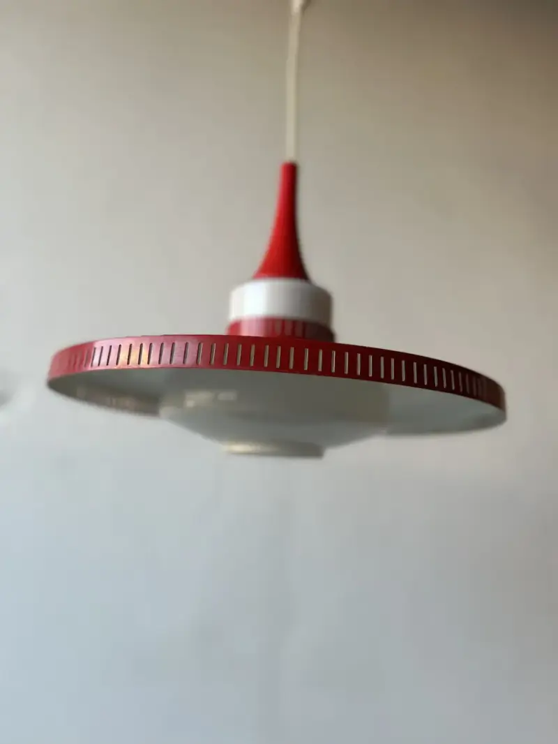 Rautt 60s hangandi ljós
