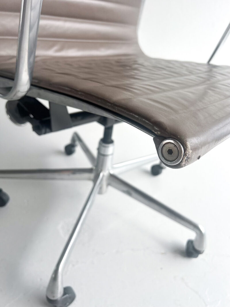 Eames Aluminium Chair EA 117 – Herman Miller - Image 11