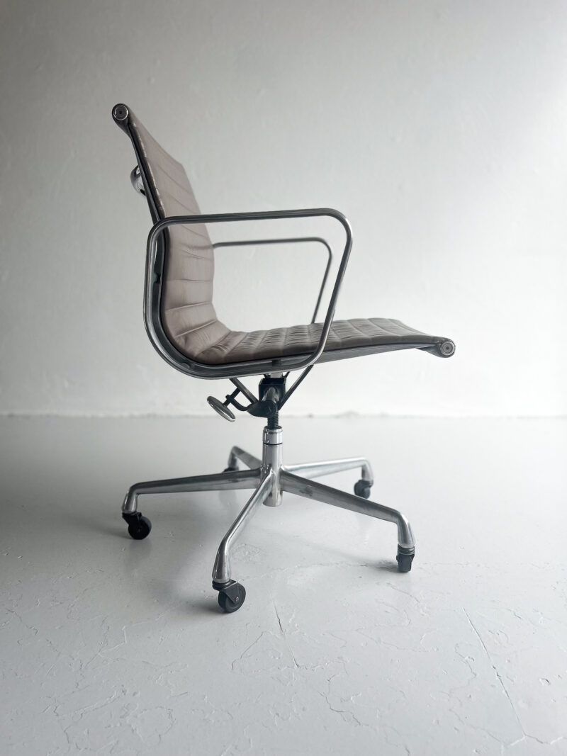 Eames Aluminium Chair EA 117 – Herman Miller - Image 10