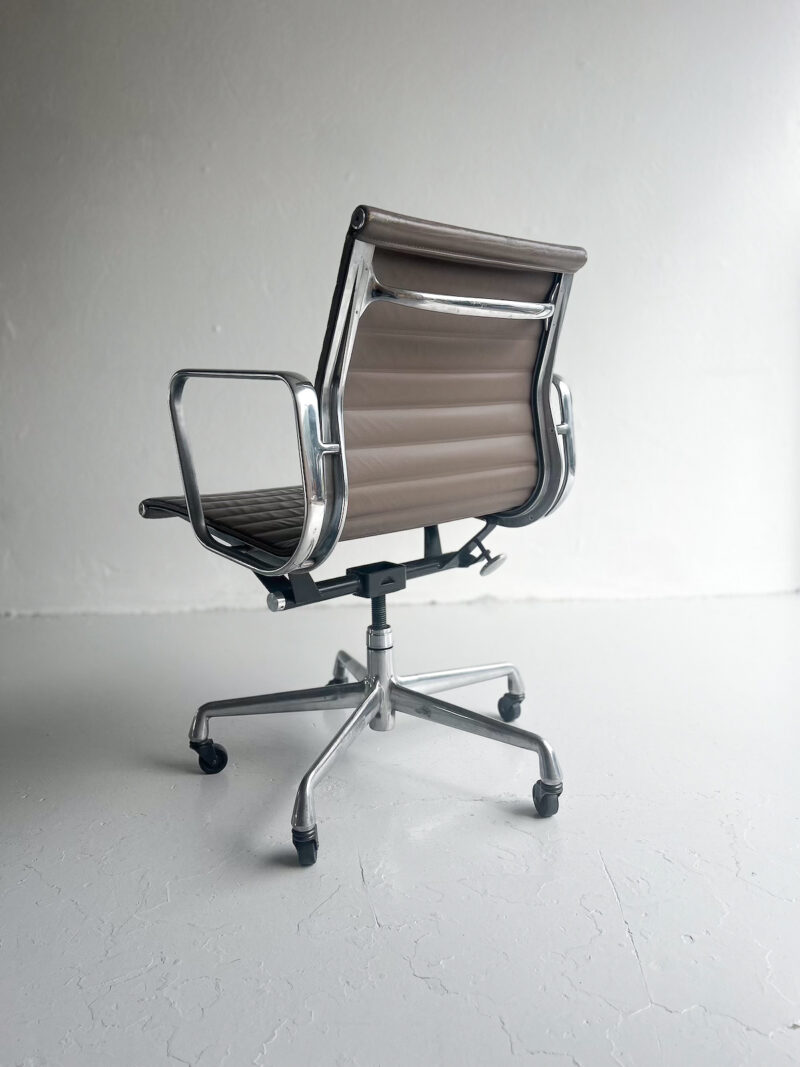Eames Aluminium Chair EA 117 – Herman Miller - Image 9