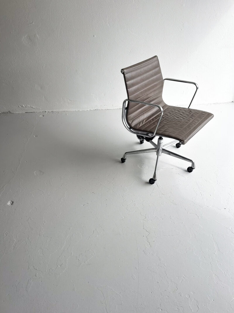 Eames Aluminium Chair EA 117 – Herman Miller - Image 8