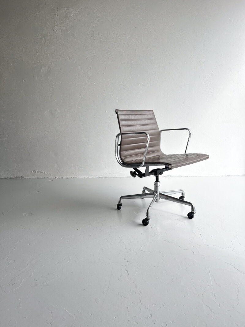 Eames Aluminium Chair EA 117 – Herman Miller - Image 7