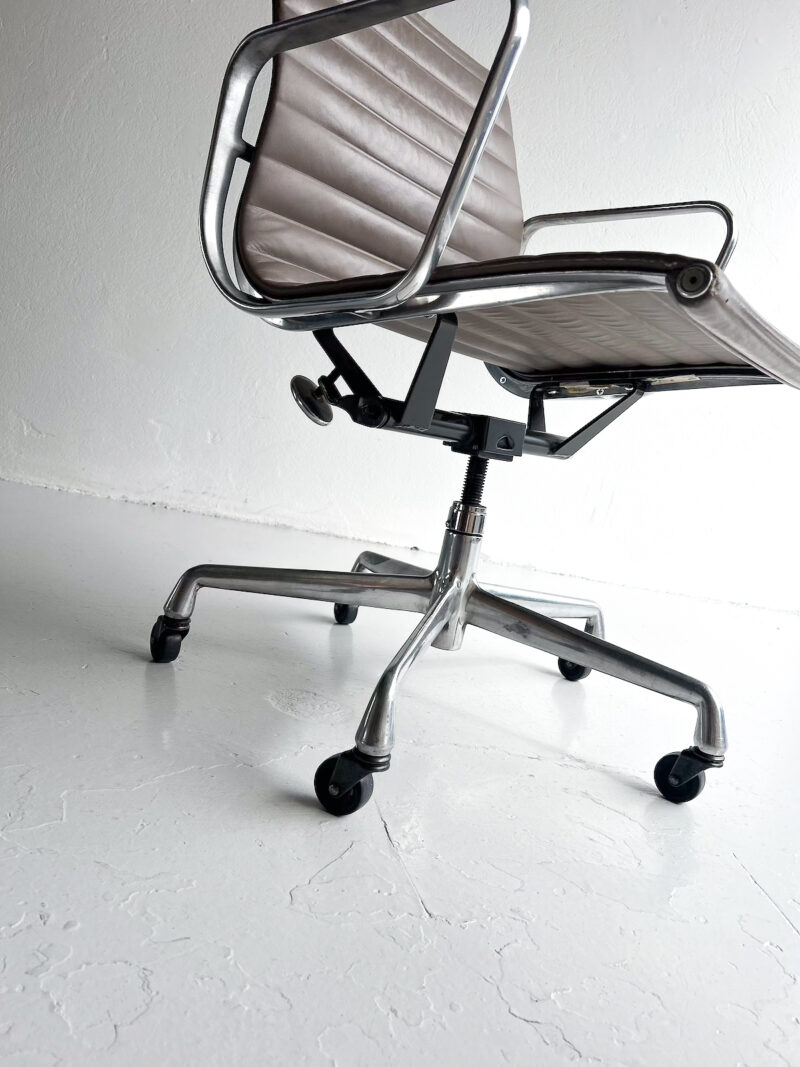 Eames Aluminium Chair EA 117 – Herman Miller - Image 6