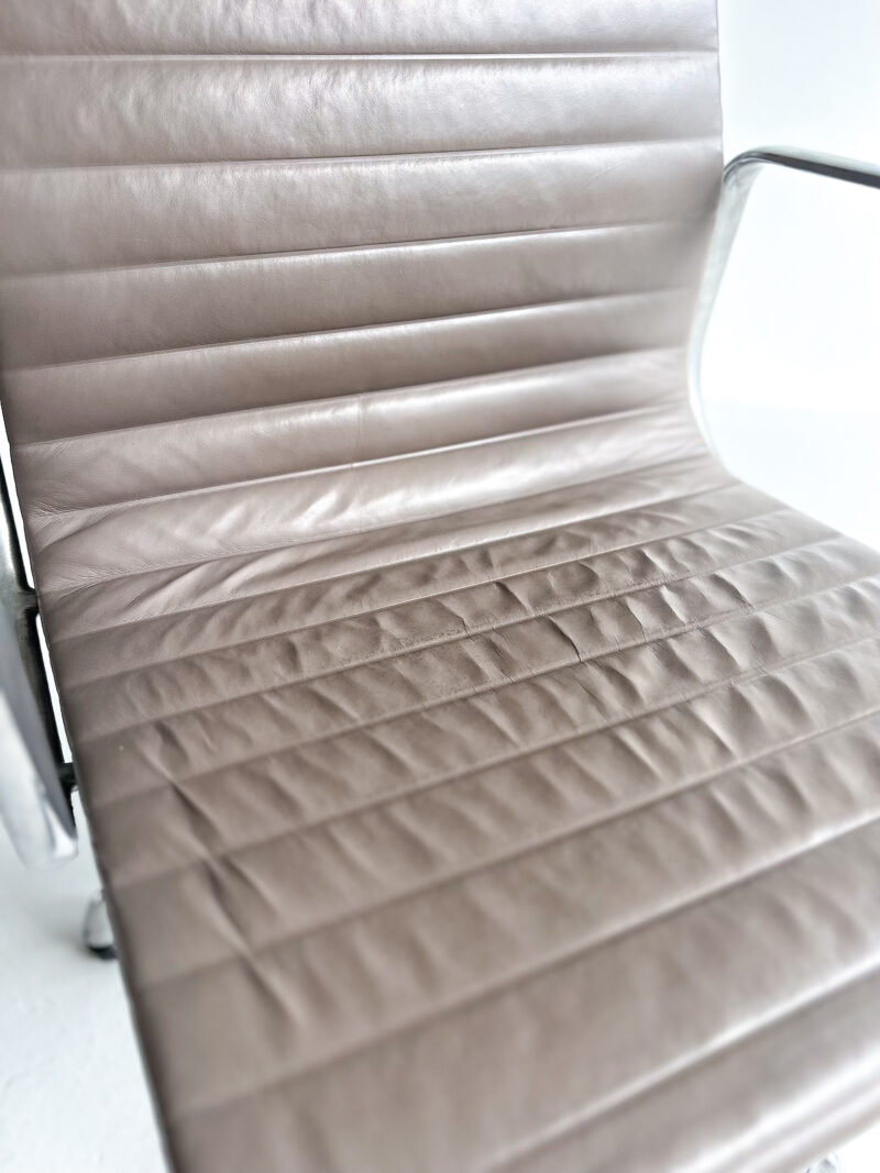 Eames Aluminium Chair EA 117 – Herman Miller - Image 5