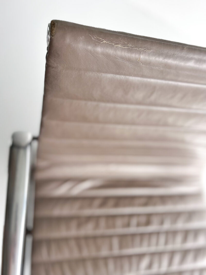 Eames Aluminium Chair EA 117 – Herman Miller - Image 4