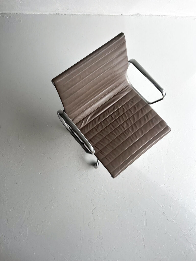 Eames Aluminium Chair EA 117 – Herman Miller - Image 3