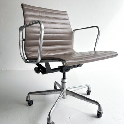 Eames Aluminium Chair EA 117 – Herman Miller