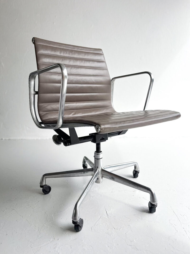 Eames Aluminium Chair EA 117 – Herman Miller