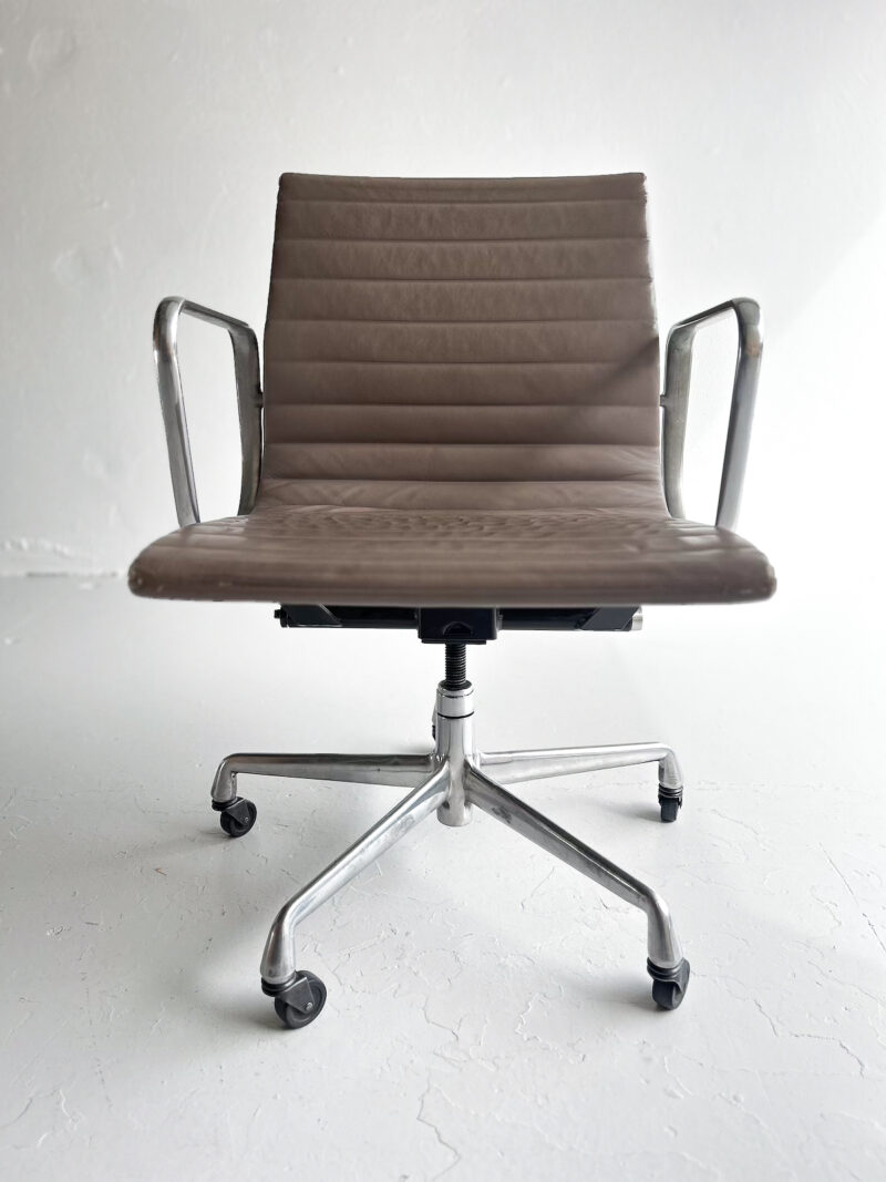 Eames Aluminium Chair EA 117 – Herman Miller - Image 2