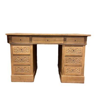 Skrifborð úr gegnheilli eik