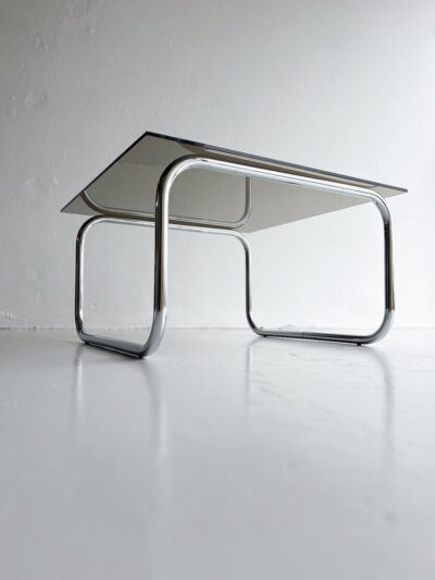 Glerborð með krómaðri grind og reyklitri plötu