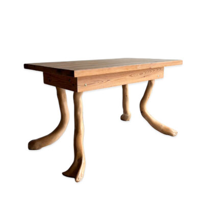 Viðarborð með útskornum löppum