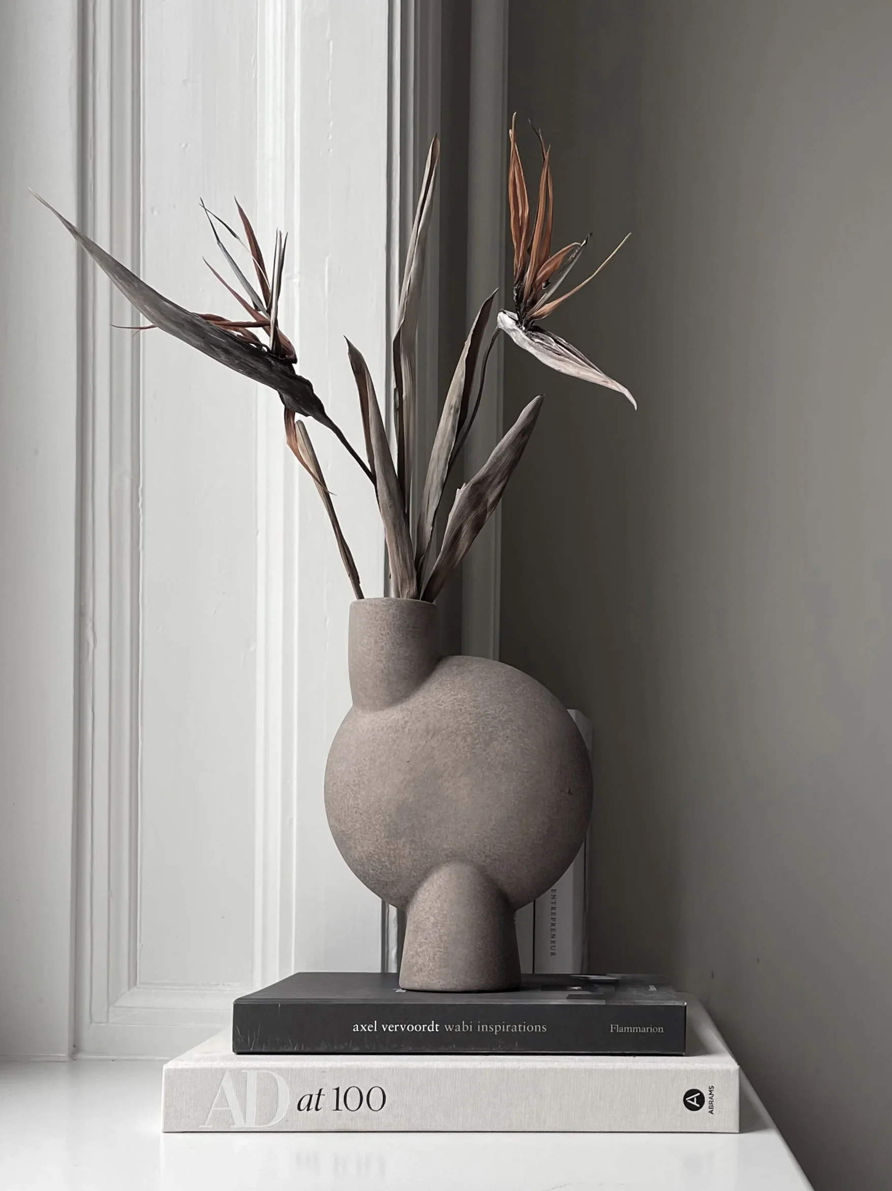 18489062_245064_-Sphere_Vase_Bubl_Medio_-_Taupe_-_Mood_1